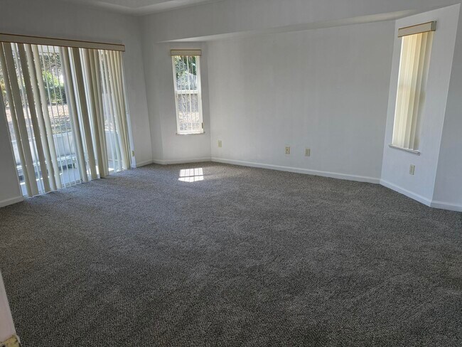 Building Photo - 137 SW Meade Cir