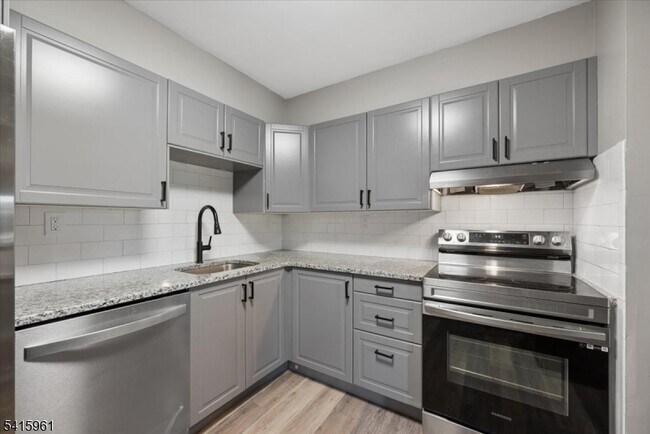 Building Photo - 807 Eves Dr