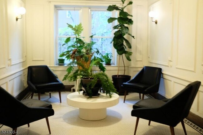 Building Photo - 11 Seymour St