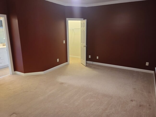 Building Photo - Spacious low maintenance living in a conve...