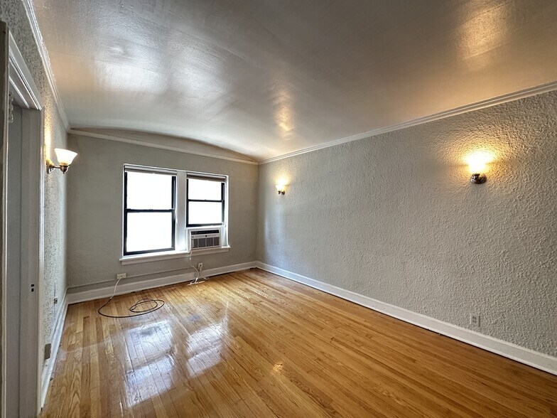 Building Photo - 562 W Arlington Pl