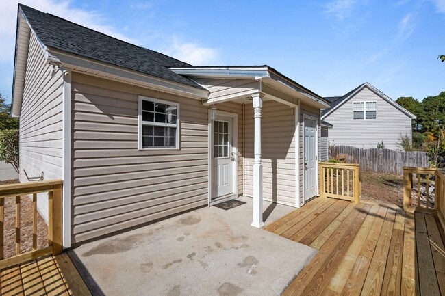 Building Photo - Beautiful 3 bedroom HOME