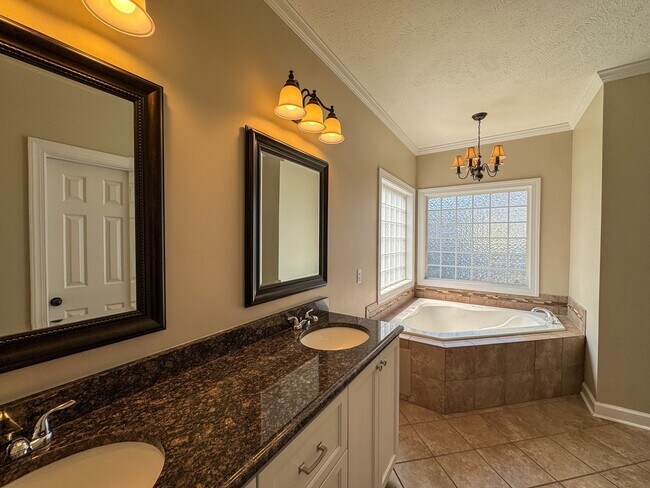Building Photo - Beautiful 4 Bed, 2 Bath Home in Jack Britt