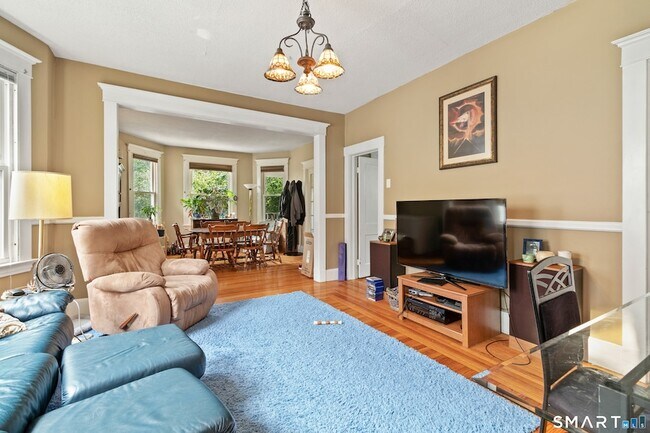 Building Photo - 253 W Elm St