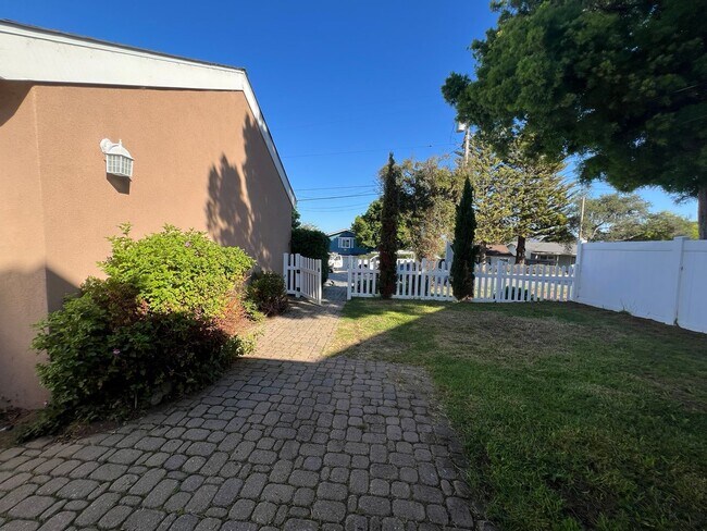 Building Photo - 349 Mar Vista Dr