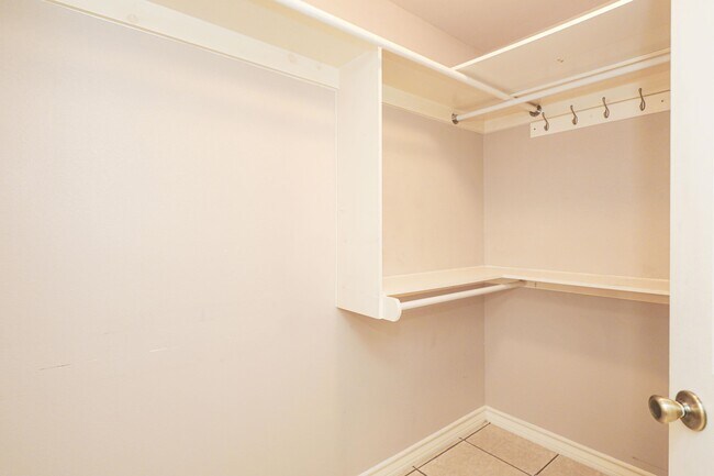 Building Photo - 402 Cayman Ct