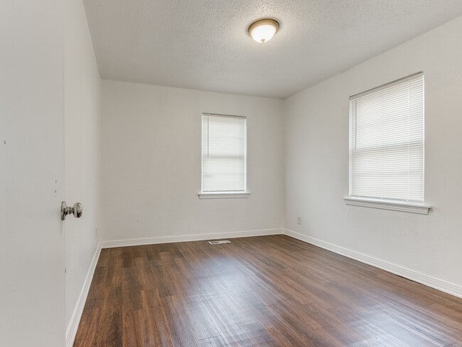 Building Photo - 1404 NE 38th St