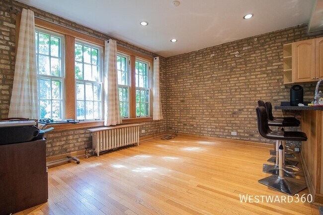 Building Photo - 821 Brummel St