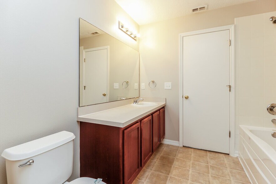 Building Photo - 1176 Stoneham Dr