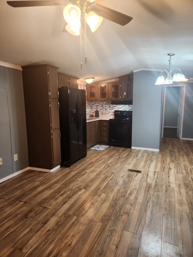 Building Photo - 7310 Pineview Dr