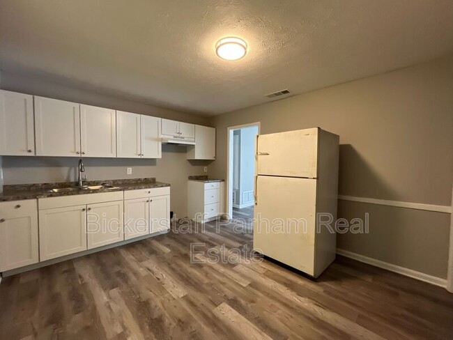 Building Photo - 2300 Welch Dr