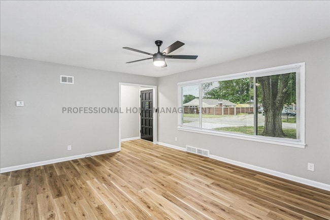 Building Photo - 4 bedroom/ 2 bath home on a spacious half-...