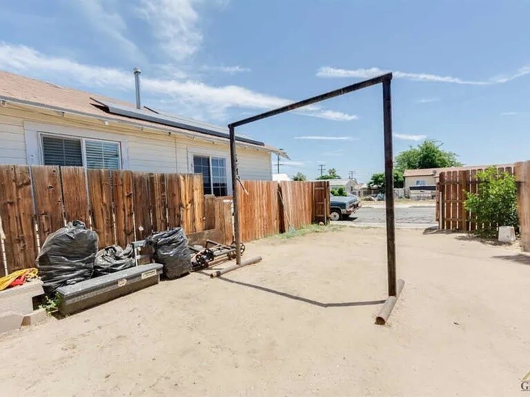 Building Photo - 300 San Emidio St