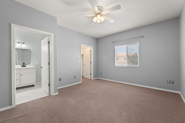 Building Photo - Upscale Condo | 3 Bed / 2 Bath | Garage | ...