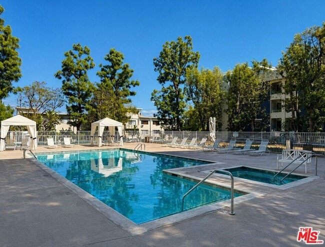 Building Photo - 100 S Doheny Dr