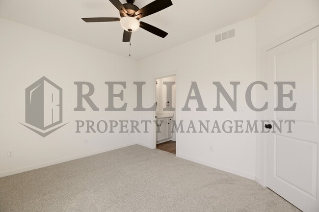 Building Photo - 5247 N Pinecrest Ct