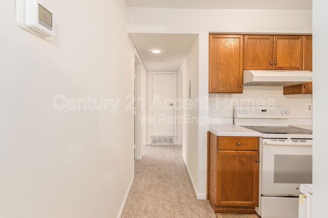 Building Photo - 5805 Royal Ridge Dr