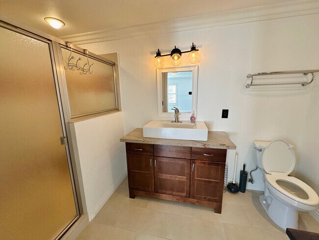 Building Photo - Beautiful 2 bed 2 bath condo in guard gated Residence at Canyon Gate community! Home features bea...