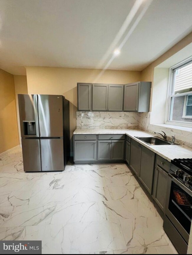 Building Photo - 6119 W Columbia Ave