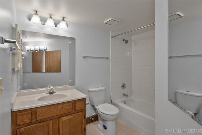 Building Photo - 451 Valley Dr