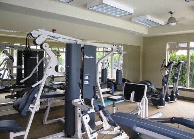 Building Photo - 635 NE Garswood Ln