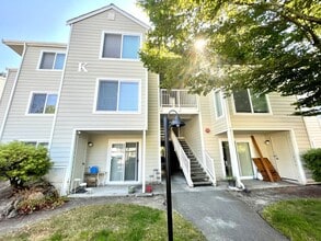 Building Photo - Renton 2BD/1BA Bath Near Landing and More!