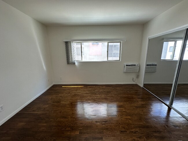 Building Photo - 1262 Granville Ave