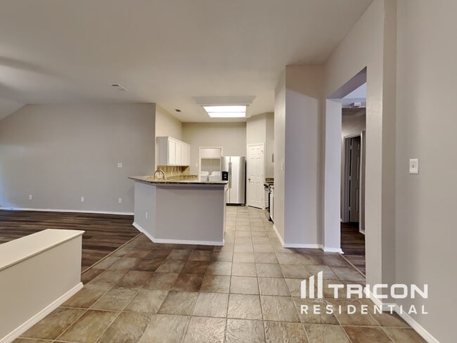Building Photo - 834 San Jacinto Dr