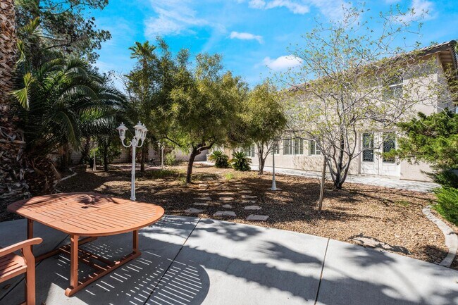 Building Photo - Luxurious Home in Gated Community