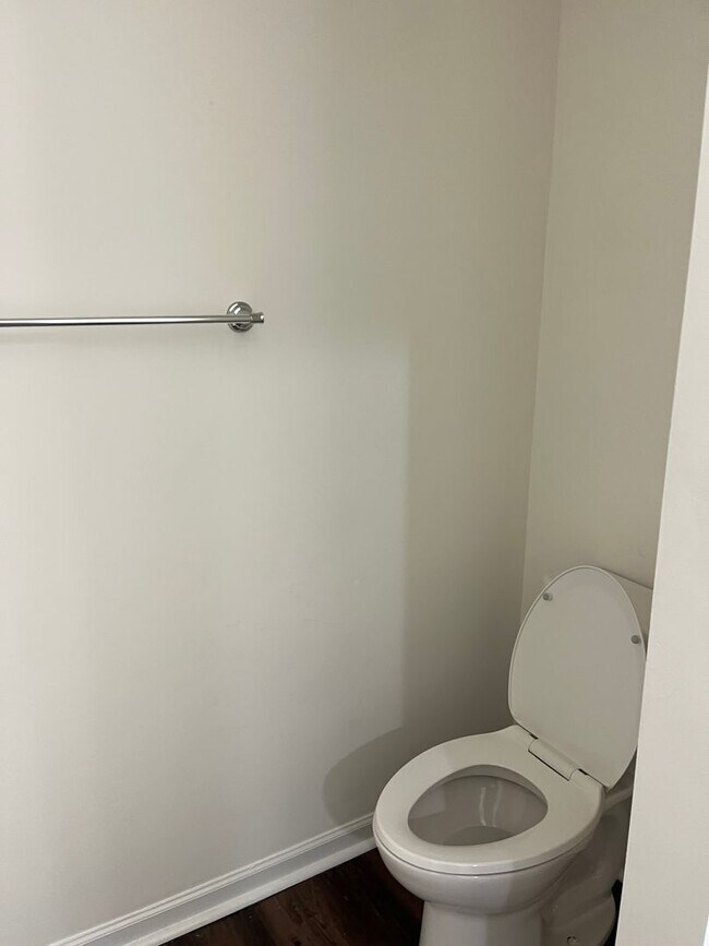 Building Photo - Spacious condo in excellent location