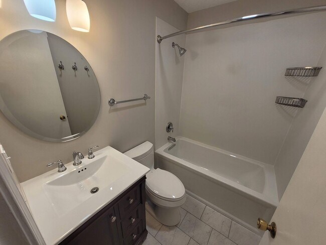 Building Photo - $2100 - 2 Bed / 1 Bath Condominium in Manc...