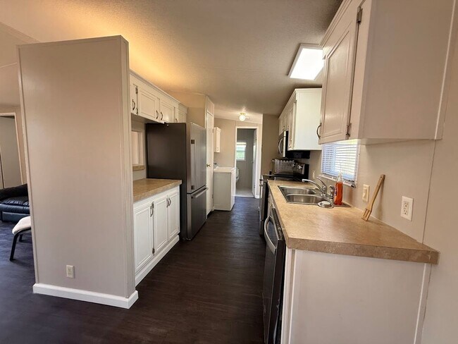 Building Photo - Super Cute 2/2 on almost half acre!