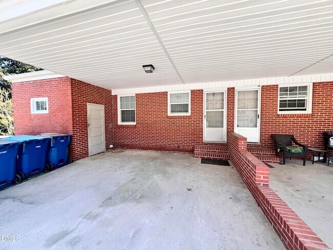 Building Photo - 807 N Ellis Ave