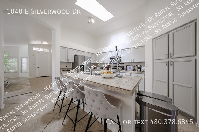 Building Photo - 1040 E Silverwood Dr