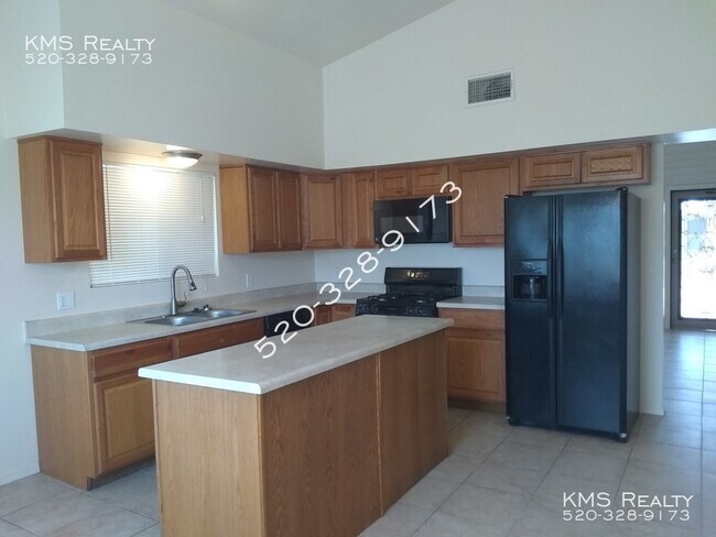 Building Photo - 4 Bedroom 2 Bath -824 W Oahu Circle - OWNE...