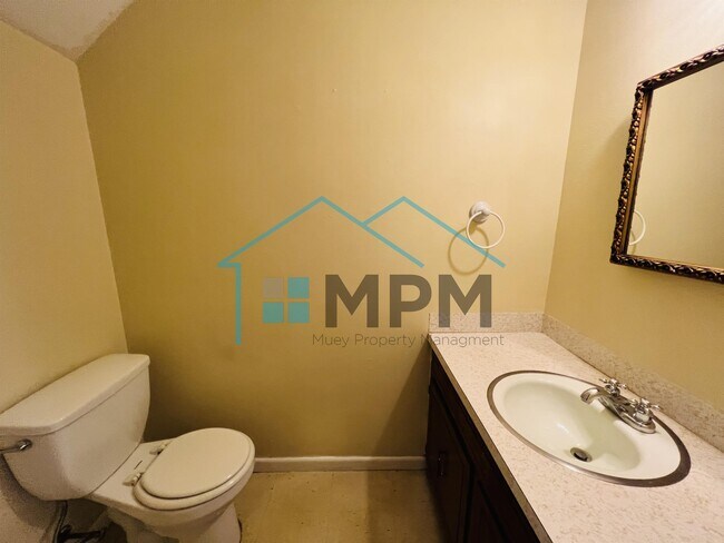 Building Photo - 62 W Elmwood Dr