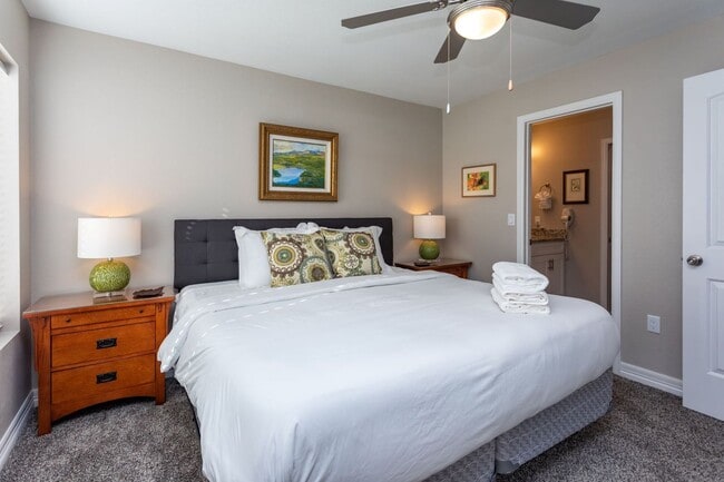 Building Photo - Stylish 3-Bedroom Townhome with Fireplace, Modern Kitchen & Spacious Layout!