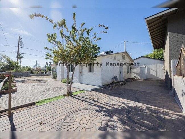 Building Photo - 2646 E Willetta St