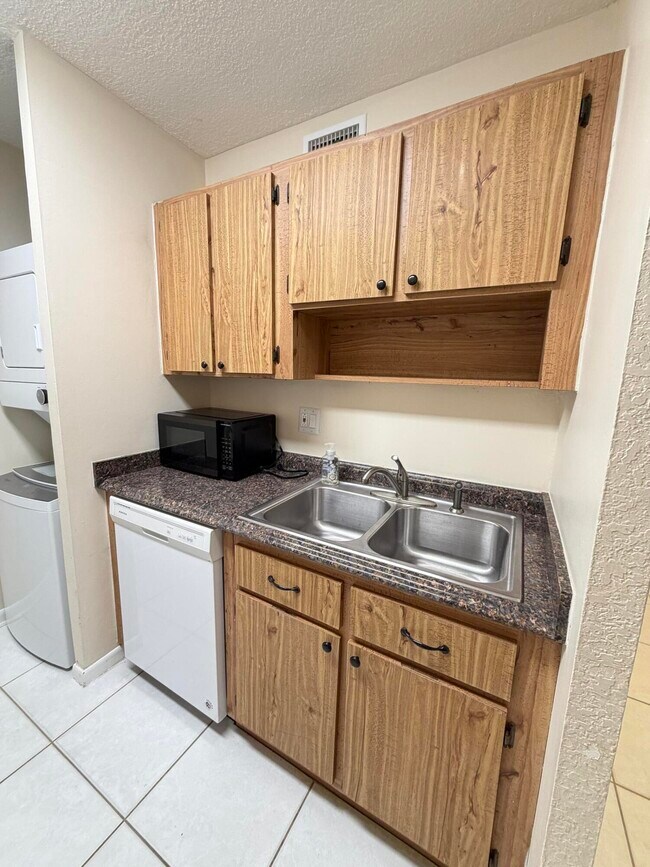 Building Photo - 9980 Twin Lakes Dr