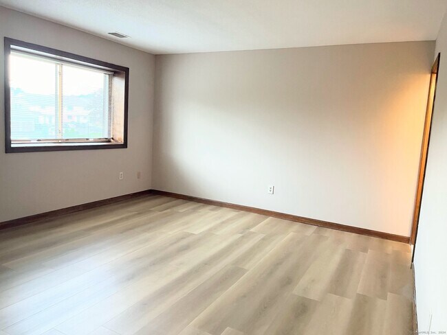 Building Photo - 1509 Summer Hill Dr