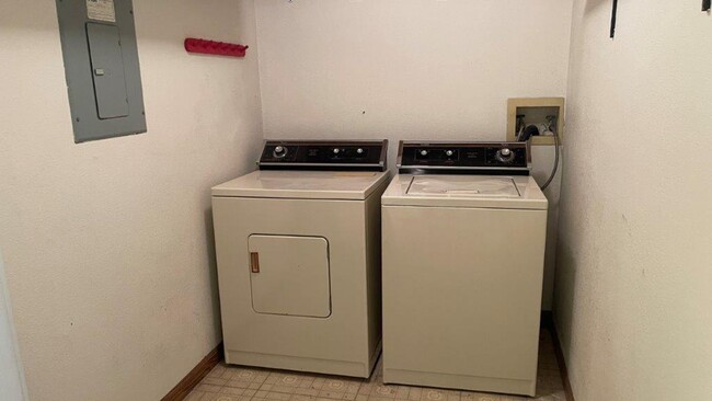 Building Photo - Pacheco Nice 2 bedroom 2 bath condo w/ com...