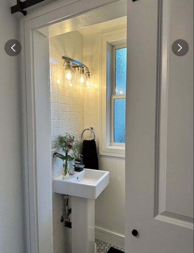 Building Photo - Bernal Heights: Fully Renovated Bi-Level F...