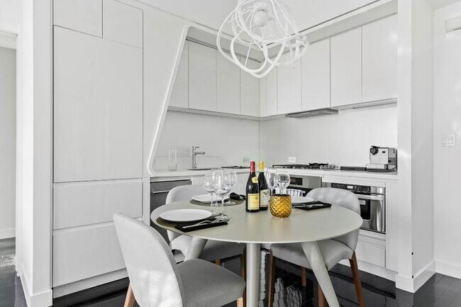 Building Photo - 2 bedroom in NEW YORK NY 10006