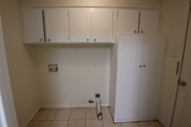 Building Photo - Spacious 3-Bedroom Home in South Tyler – A...