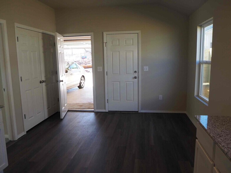 Building Photo - 1039 S Nighthawk Ln