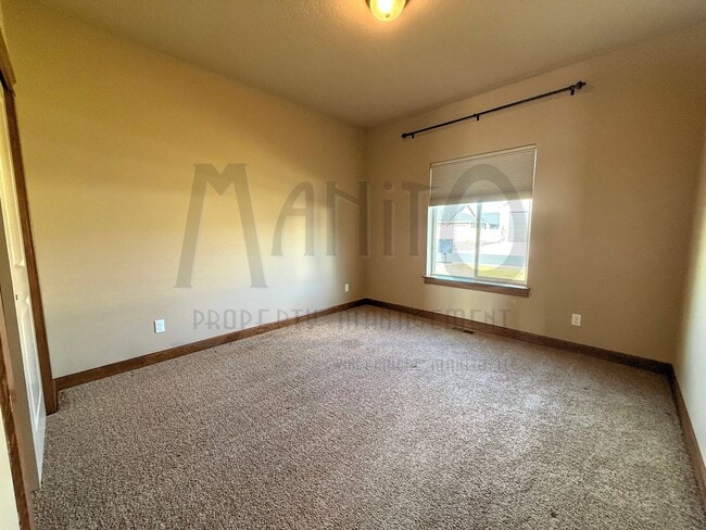 Building Photo - Spacious Home With Stunning Sunset Views