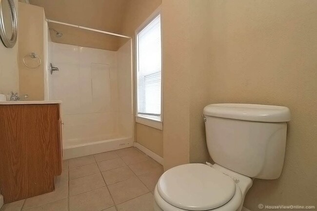 Building Photo - Available THIS SUMMER-Spacious Home Close to Campus