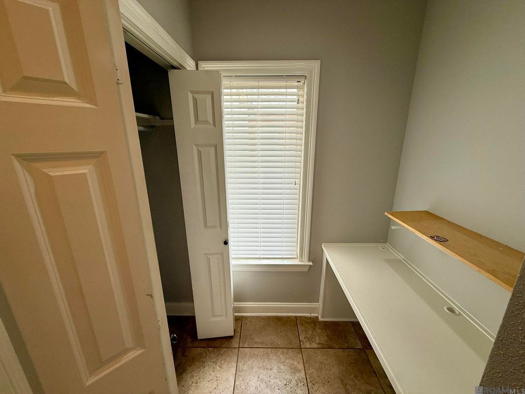 Building Photo - 10408 Springtree Ave