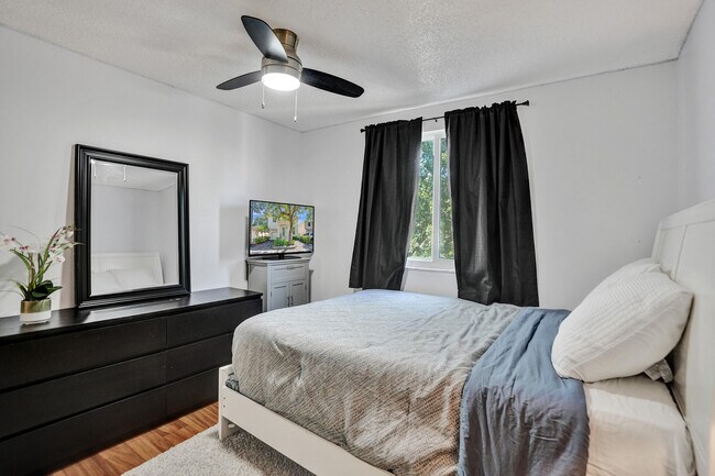 Building Photo - 9841 NW 9th Ct