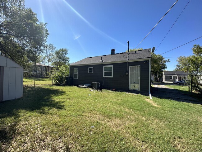 Building Photo - 1332 N Erie St